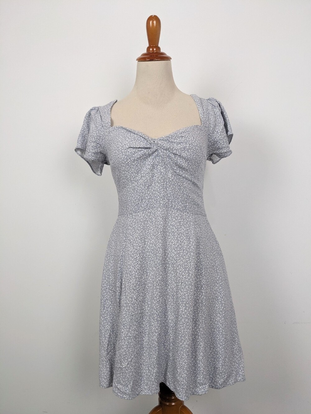Abercrombie And Fitch Light Gray Floral Twist-Front Short Sleeve Dress Small